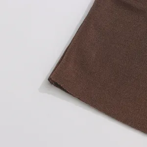 Gros plan sur la texture du tricot marron d'une robe d'été sans manches chic.