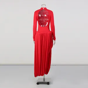Elegante abito lungo rosso a maniche lunghe con schiena scoperta sexy e drappeggi