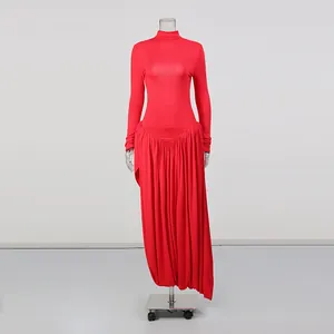 Dettaglio di un abito rosso a maniche lunghe con collo alto e gonna plissettata