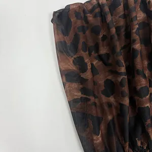 Primer plano de tela de malla con estampado de leopardo y textura semitransparente