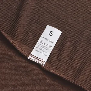Vue détaillée de l'étiquette d'entretien d'une robe marron en 100 % polyester, taille S