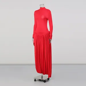 Elegante abito lungo rosso a collo alto e maniche lunghe con gonna a pieghe drappeggiata di classe