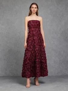 Elegantes burgunderrotes trägerloses Abendkleid mit aufwendiger 3D-Blumenstruktur