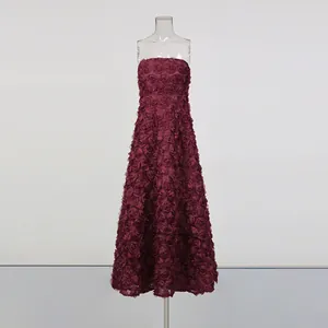 Exquisites weinrotes trägerloses Abendkleid mit dichten 3D-Rosenblüten-Applikationen Detailansicht