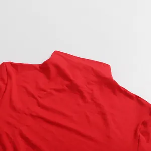 Primo piano dell'elegante scollatura alta e del dettaglio della spalla di un abito rosso