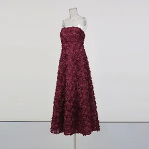 Elegantes weinrotes trägerloses Abendkleid mit 3D-Rosendekor, vollständige Ansicht