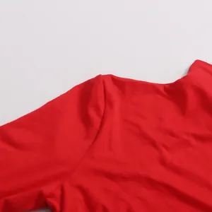 Dettaglio ravvicinato della spalla e dello scollo di un vestito rosso a maniche lunghe