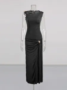 Robe longue sans manches moulante avec boucle métallique latérale et fronces