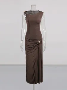 Robe longue marron sans manches élégante avec boucle métallique et taille froncée.