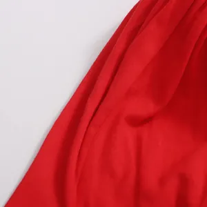 Vista macro che mostra la trama fine e il drappeggio del tessuto rosso vintage