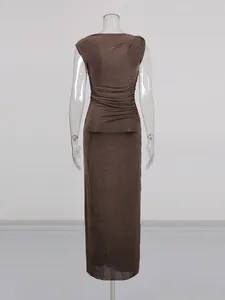 Robe maxi froncée sans manches marron avec boucle métallique élégante à l'épaule