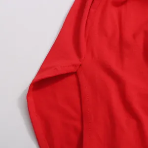 Vista dettagliata dello spacco laterale e delle cuciture di un abito lungo rosso