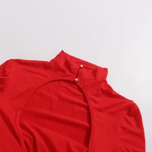 Dettaglio di un abito rosso retrò a collo alto con eleganti bottoni dorati fini.