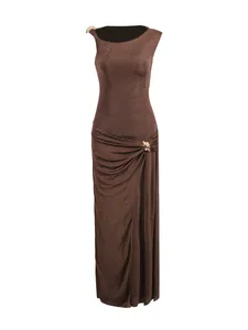 Élégante robe longue marron sans manches avec boucle en métal et détails plissés.