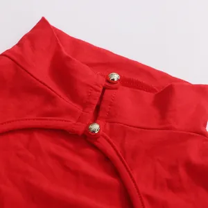 Primo piano del colletto di un abito rosso con bottoni metallici decorativi argento