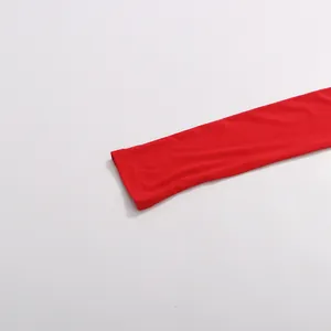 Dettaglio ravvicinato dell'elegante manica lunga rossa di un vestito retrò drappeggiato