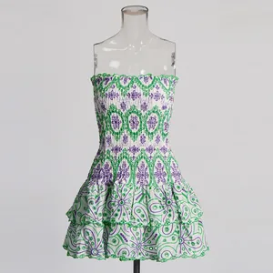 Vue détaillée d'une mini robe blanche bustier avec broderies vertes et violettes