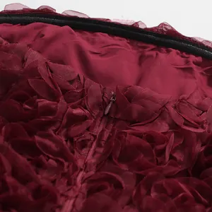 Detail eines weinroten Abendkleides mit 3D-Blumennetz und unsichtbarem Reißverschluss