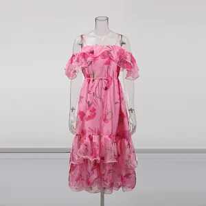 Elegantes rosa geblümtes Urlaubs kleid mit Rüschen und schulterfreiem Design-Detail