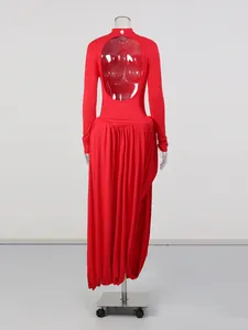 Elegante abito lungo rosso a maniche lunghe con schiena scoperta e gonna drappeggiata sofisticata