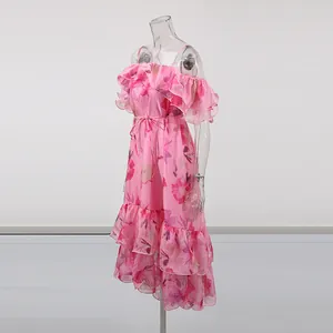 Robe à volants rose fleurie à épaules dénudées avec fines bretelles sur mannequin