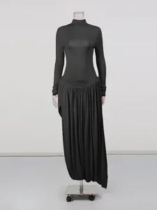 Elegante abito lungo nero retrò a maniche lunghe con gonna a pieghe drappeggiata collo alto.