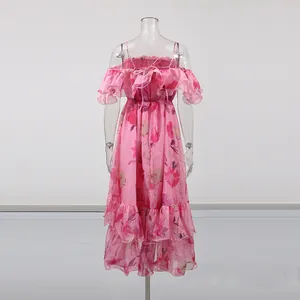 Maxikleid mit rosa Blumenmuster, Rüschenschultern und Spaghettiträgern für den Sommerurlaub