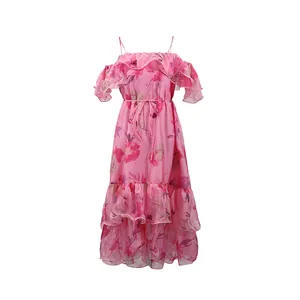 Vue détaillée d'une robe longue fleurie rose avec volants et encolure épaules dénudées