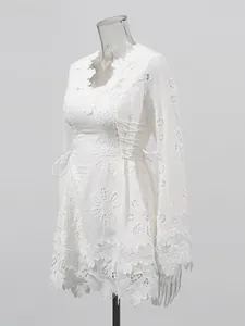 Elegante vestido blanco con cuello en V, manga larga y delicado bordado floral de encaje.