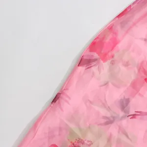 Detailansicht von rosa Chiffonstoff mit elegantem Blumendruck für Sommerkleid