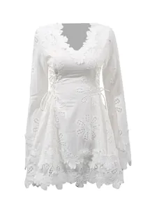 Elegante minivestido blanco con cuello en V, manga larga y bordado de encaje floral