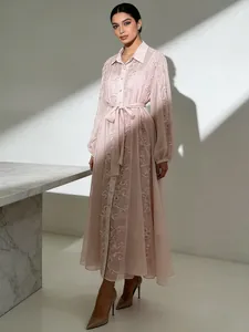 Robe chemise romantique française en mousseline brodée avec applications florales