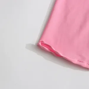 Gros plan sur l'ourlet à volants rose d'une robe de plage d'été avec coutures fines