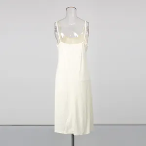 Vue arrière détaillée d'une robe longue nuisette couleur crème de style français