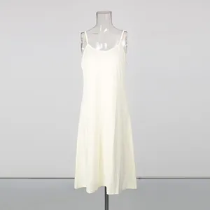 Vue détaillée d'une robe nuisette longue de style français jaune crème sur mannequin transparent