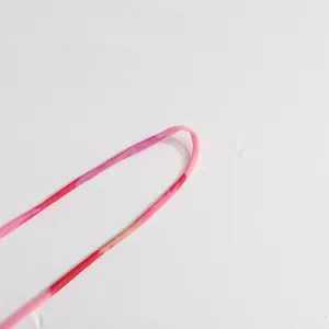 Detailansicht der pink-violetten Batik-Spaghettiträger für ein sommerliches Strandkleid