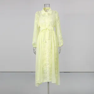 Vue détaillée de la robe longue en mousseline brodée jaune de style romantique français