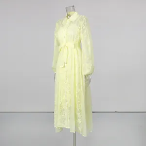Vue latérale de la robe chemise en mousseline brodée jaune sur mannequin avec ceinture