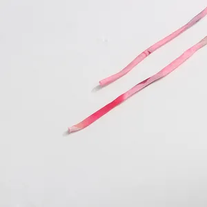 Detaillierte Nahaufnahme der pinkfarbenen Batik-Schulterträger eines sommerlichen Strandkleids
