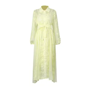 Vue complète d'une robe chemise en mousseline jaune pâle avec broderies florales complexes.