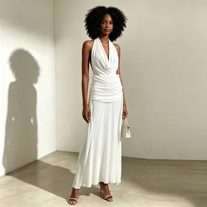 Elegantes weißes langes Kleid mit Neckholder-Ausschnitt, rückenfrei und geraffter Taille