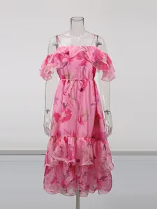 Robe longue d'été bohème à fleurs roses avec volants et épaules dénudées chic