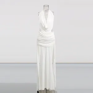 Detailansicht eines weißen französischen Neckholder-Maxikleides mit Rückenausschnitt