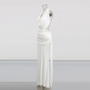 Seitenansicht des eleganten weißen Neckholder-Maxikleides mit Seitenschlitz und Cut-outs