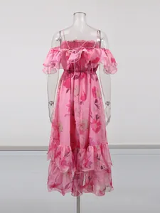 Robe longue de plage fleurie rose avec volants dénudés et bretelles spaghetti