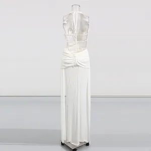 Vue arrière d'une élégante robe maxi blanche dos nu avec fente latérale détaillée