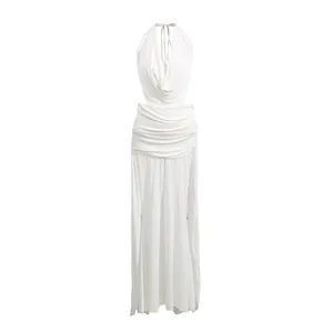 Detailansicht eines eleganten weißen rückenfreien Maxikleides mit Neckholder und Schlitz