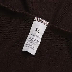 Detailansicht des XL-Größen- und Pflegeetiketts in einem dunkelbraunen ärmellosen Kleid