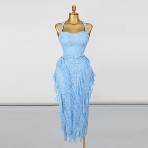 Détail de la texture en dentelle bleu clair et de l'ourlet à volants de la robe
