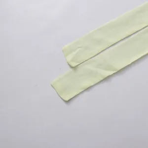 Détail rapproché des lanières de taille en mousseline jaune crème pour robe d'été